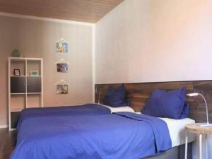 two beds in a bedroom with blue sheets at Wohnung in Tabarz Thüringen in Waldnähe in Tabarz