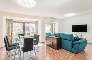 TV a/nebo společenská místnost v ubytování Amparo Home near ADDA Auditorium & Plaza de Toros Breakfast included