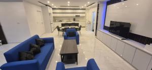 Una televisión o centro de entretenimiento en Namadi Executive Stay