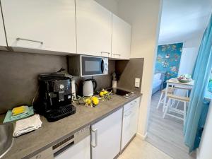 eine Küche mit einer Arbeitsplatte mit Mikrowelle in der Unterkunft Cozy Studioapartment in Würzburg