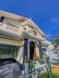 una grande casa gialla con portico di Grand Nauro villa a Nuwara Eliya