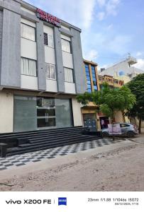 a building on the side of a street at New Kanha Hotel in Jaipur
