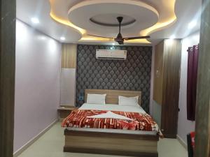 Un dormitorio con una cama grande con techo. en Hotel Regal Heights, en Deoghar