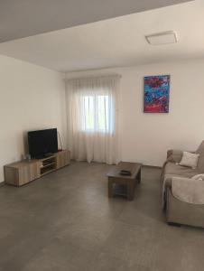 リベラにあるVilla Torreのソファとテレビのあるリビングルーム +31枚の写真