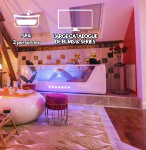 eine große Badewanne in einem Zimmer mit einem Hocker in der Unterkunft Suite Romantique 45m2-Amiens Centre-SPA & Parking in Amiens