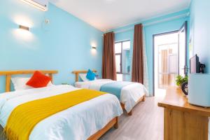 敦煌敦煌无舍民宿的一间蓝色墙壁的房间里有两张床