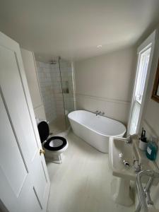 Un baño con bañera, inodoro y lavabo. en 23 Leskinnick Terrace, en Penzance