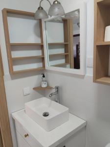 łazienka z białą umywalką i lustrem w obiekcie Vivienda el Timón w mieście Ingenio +23 zdjęcia