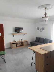 salon z kanapą i telewizorem w obiekcie Vivienda el Timón w mieście Ingenio