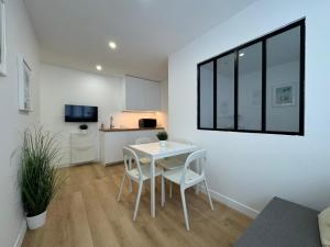 a kitchen and dining room with a table and chairs at Mallorca, plein centre avec parking in Reims