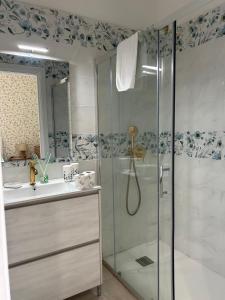 un bagno con doccia e lavandino di Porta Marina Pompei Resort a Pompei Altre 34 foto