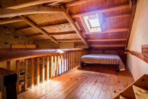 an attic with a bench on a wooden floor at Casa Somoza in Castrillo De Los Polvazares