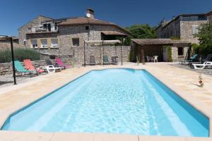 Bazén v ubytování Charmante location avec piscine partagée à Orgnac-l'Aven, 60 m²tr nebo v jeho okolí