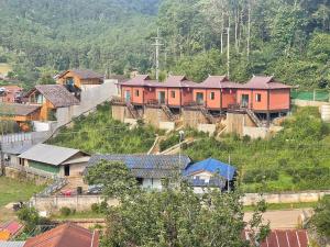 a group of houses on top of a hill at ไท่เฉิน รักไทย Tai Cheng RakThai in Ban Rak Thai
