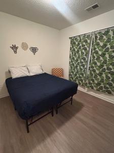 Ένα ή περισσότερα κρεβάτια σε δωμάτιο στο 1BR with Queen Bed and Recliner Couch Free Parking