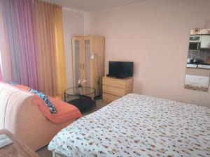 コスタ・カルマにあるApartamento playa maravillosa 1のベッドとテレビのある寝室