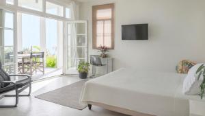 TV a/nebo společenská místnost v ubytování Whale Tails Boutique Hotel