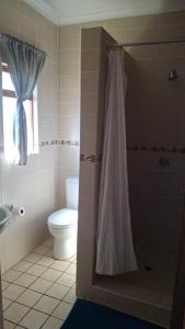 Ένα μπάνιο στο C'est Si Bon Accommodation at 03 Beitel, Mokopane +5 φωτογραφίες