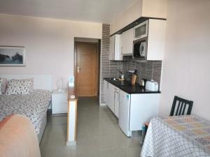 コスタ・カルマにあるApartamento playa maravillosa 1の小さな客室で、キッチン、ベッド1台が備わります。