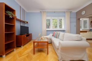 Μια τηλεόραση ή/και κέντρο ψυχαγωγίας στο Atmospheric and Spacious Apartment in Warsaw for 3 People by Noclegi Renters +11 φωτογραφίες