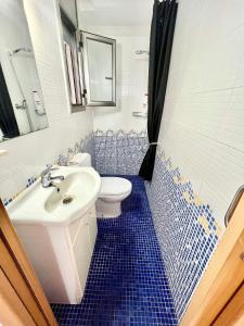 une salle de bain avec un lavabo blanc et des toilettes dans l'établissement Fantástico apartamento en Sant Antoni, a solo 1 minuto de la playa, à Calonge