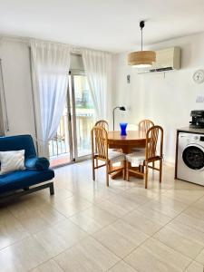 une cuisine et une salle à manger avec une table et des chaises dans l'établissement Fantástico apartamento en Sant Antoni, a solo 1 minuto de la playa, à Calonge