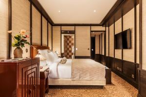 une chambre d'hôtel avec un lit et une télévision dans l'établissement Hotel Hana, à Paris