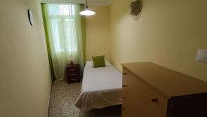 Un dormitorio pequeño con una cama y una ventana. en Casa Naos, en Puerto Naos