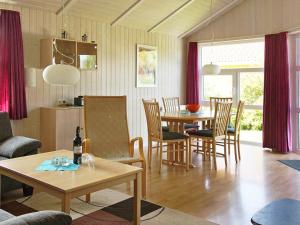 ein Wohnzimmer mit Tisch und ein Esszimmer in der Unterkunft 6 person holiday home in Otterndorf in Otterndorf