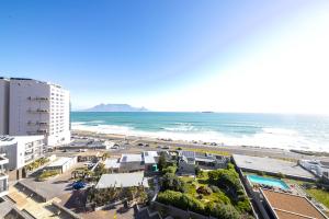 una vista aérea de una playa y el océano en Ocean Pearl, en Bloubergstrand