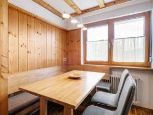 a dining room with a wooden table and chairs at Ferienwohnung, Bernau in Bernau im Schwarzwald