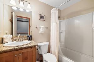 Ένα μπάνιο στο 2 Bedroom Kirkwood Condo – Across the Street from Village condo
