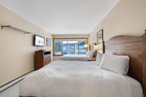 Ένα ή περισσότερα κρεβάτια σε δωμάτιο στο 2 Bedroom Kirkwood Condo – Across the Street from Village condo