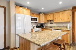 Η κουζίνα ή μικρή κουζίνα στο 2 Bedroom Kirkwood Condo – Across the Street from Village condo