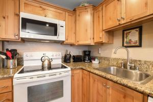 Η κουζίνα ή μικρή κουζίνα στο 2 Bedroom Kirkwood Condo – Across the Street from Village condo +11 φωτογραφίες