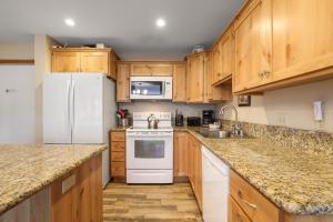 Η κουζίνα ή μικρή κουζίνα στο 2 Bedroom Kirkwood Condo – Across the Street from Village condo