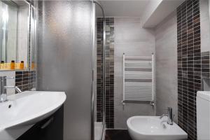 Un baño con lavabo, inodoro y ducha. en Fossi Street Central Apartment, en Florencia