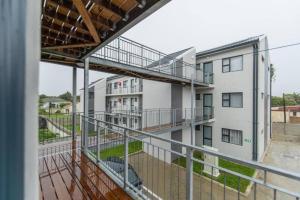 GqeberhaにあるThe Cozy Travelerのバルコニー付きの建物の外側の景色を望めます。