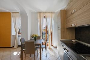 a kitchen with a table and chairs in a kitchen at Casa Nina in Picedo