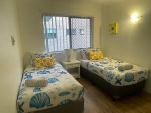 Postel nebo postele na pokoji v ubytování Beachfront at Silver Sands Hervey Bay + 34 fotografií