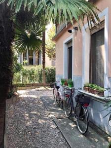 deux vélos garés devant un bâtiment dans l'établissement Flat in the heart of Lido, à Lido