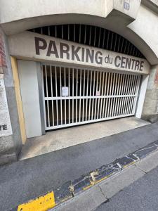 un parking avec une porte de garage avec un portail dans l'établissement Mallorca, plein centre avec parking, à Reims