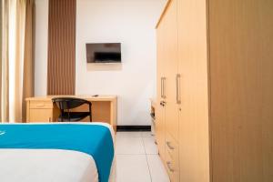 Телевизор и/или развлекательный центр в Rehat at Dago Sky Hotel