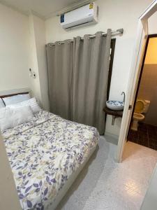 a small bedroom with a bed and a shower at Sairin 1 bedroom BTS Udomsuk in Bangna