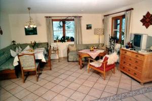 OpfenbachにあるTannenhof Eppleのリビングルーム(ソファ、テーブル付)