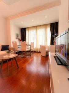 un soggiorno con un divano e un tavolo di Le Angie By ApiRent #Climatisation #Croisette #Wifi a Cannes