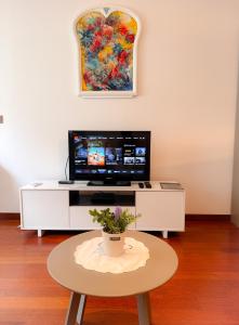 un soggiorno con tv e tavolo di Le Angie By ApiRent #Climatisation #Croisette #Wifi a Cannes
