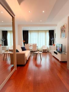 un soggiorno con un divano e un tavolo di Le Angie By ApiRent #Climatisation #Croisette #Wifi a Cannes