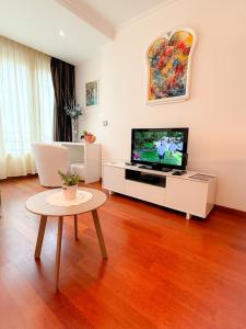 un soggiorno con televisione e tavolo di Le Angie By ApiRent #Climatisation #Croisette #Wifi a Cannes Altre 29 foto