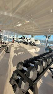 Un gimnasio con filas de equipos de ejercicio en un barco. en DelMar WaterFront DL, en Olhão